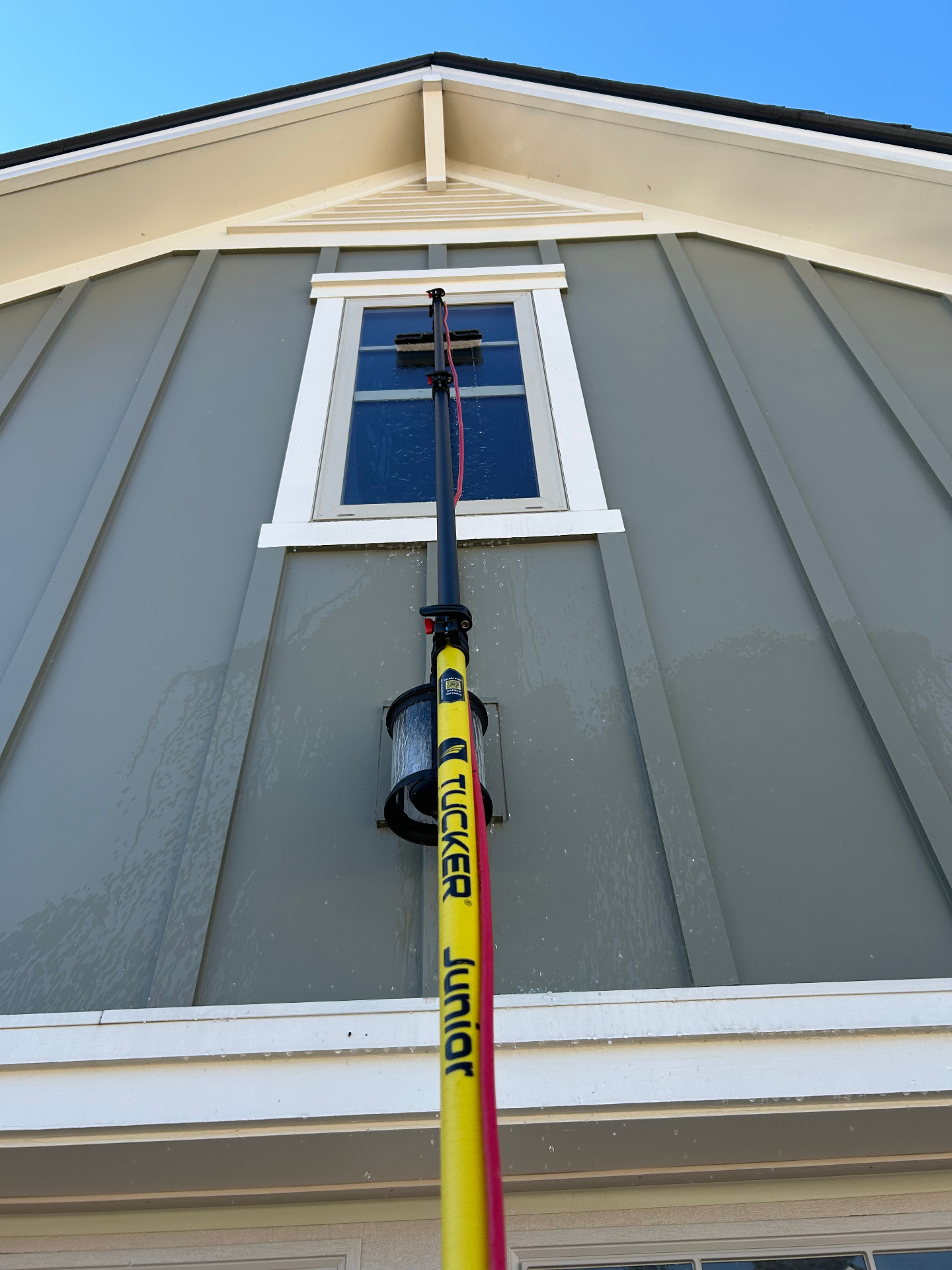 Water-fed pole reaching a high second-story window